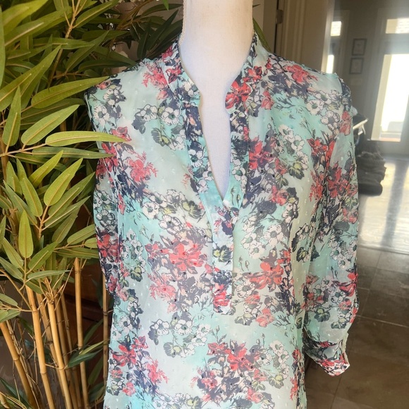 Cut from the cloth, ladies, sheer blouse, small oversize small. Floral V-neck. - Picture 6 of 12